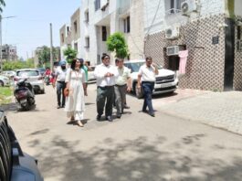 सेक्टर 38 वेस्ट में दूषित पानी की समस्या के तत्काल समाधान हेतु पार्षद ने मौके पर बुलाए विभाग के समस्त अधिकारी