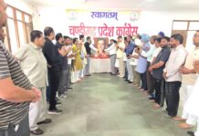 देश को 21वीं सदी में ले जाने वाले भारत के पूर्व प्रधान मंत्री एवं भारत रत्न स्वर्गीय श्री राजीव गांधी जी की जयंती “राजीव गांधी जिंदाबाद, राजीव गांधी अमर रहें” जय घोष के साथ राजीव गांधी भवन, आज सेक्टर 35 सी में मनाई गई।