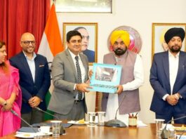स्थिरता, कनेक्टिविटी, प्रौद्योगिकी और नए दौर के उद्योगों पर अधिक ध्यान देने का आह्वान करते हुए, श्री पुनीत कौऱा, चेयरपर्सन, सीआईआई नॉर्दर्न रीजन एवं मैनेजिंग डायरेक्टर एवं सीईओ, सैमटेल एवियोनिक्स ने चंडीगढ़ स्थित सीआईआई के क्षेत्रीय मुख्यालय के अपने पहले दौरे के दौरान चंडीगढ़ और पंजाब के लिए भविष्य-केंद्रित एजेंडा प्रस्तुत किया। इस दौरान श्री कौऱा ने श्री गुलाब चंद कटारिया, माननीय राज्यपाल, पंजाब एवं प्रशासक, चंडीगढ़ तथा श्री भगवंत सिंह मान, माननीय मुख्यमंत्री, पंजाब से अलग-अलग मुलाकात की और उद्योग से संबंधित प्रमुख सुझावों तथा उन क्षेत्रों पर चर्चा की, जहां सरकार और उद्योग के बीच अधिक सहयोग से विकास को गति दी जा सकती है।